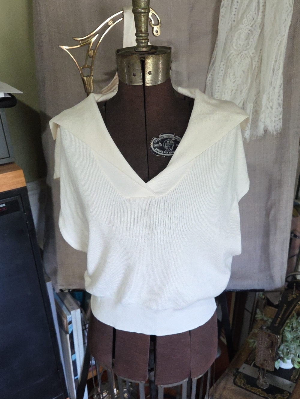 Cream V-Neck Short Sleeve Sweater M